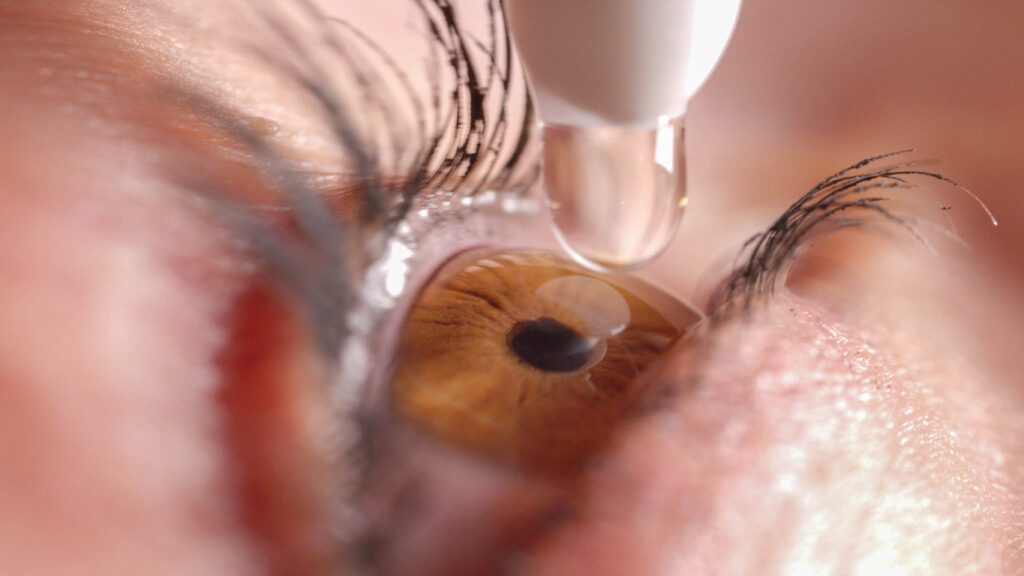 La bacteria vinculada a gotas para ojos es contagiosa entre personas - The  New York Times