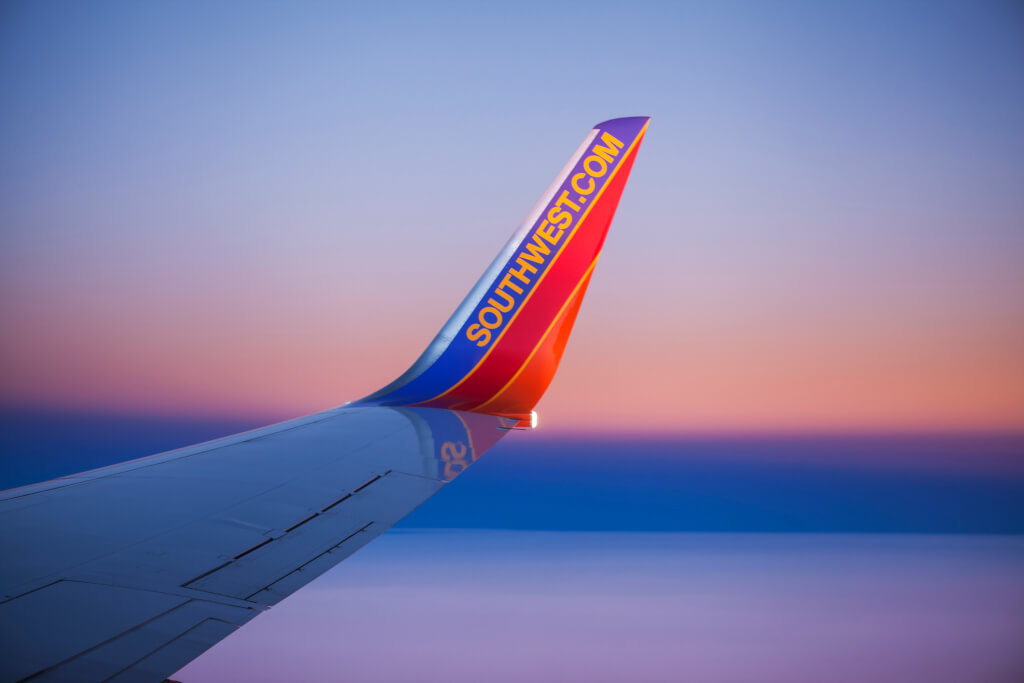 Boeing 737 ұшағының қанатында Southwest.com веб-сайтының мекенжайы бар қисық қанат.