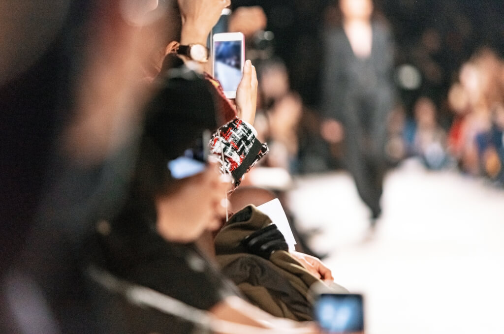 За допомогою smart phone to film fashion show