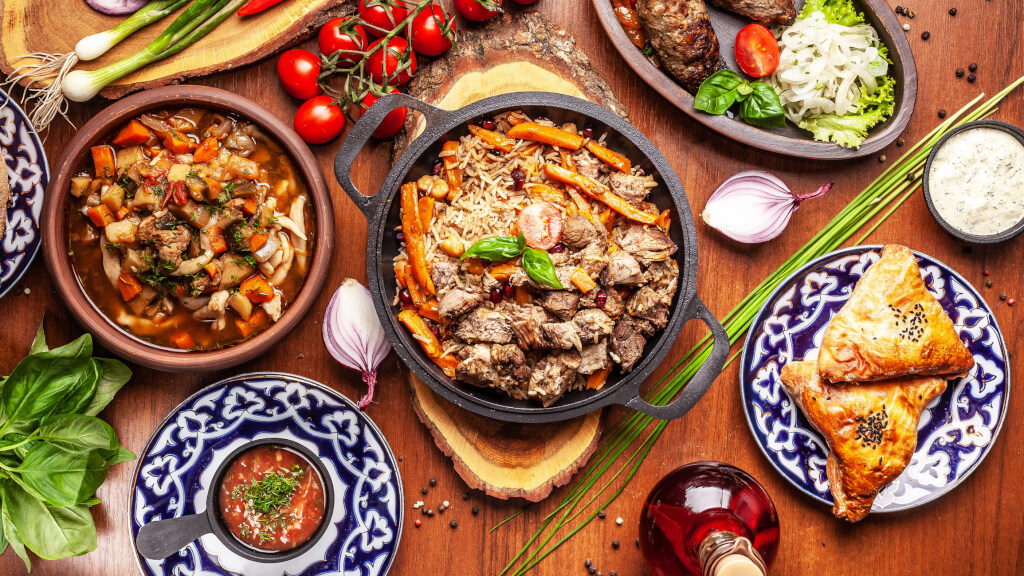 Ավանդական ուզբեկական արևելյան խոհանոց. Ամանորյա տոնի համար ուզբեկական ընտանեկան սեղան տարբեր ուտեստներից.