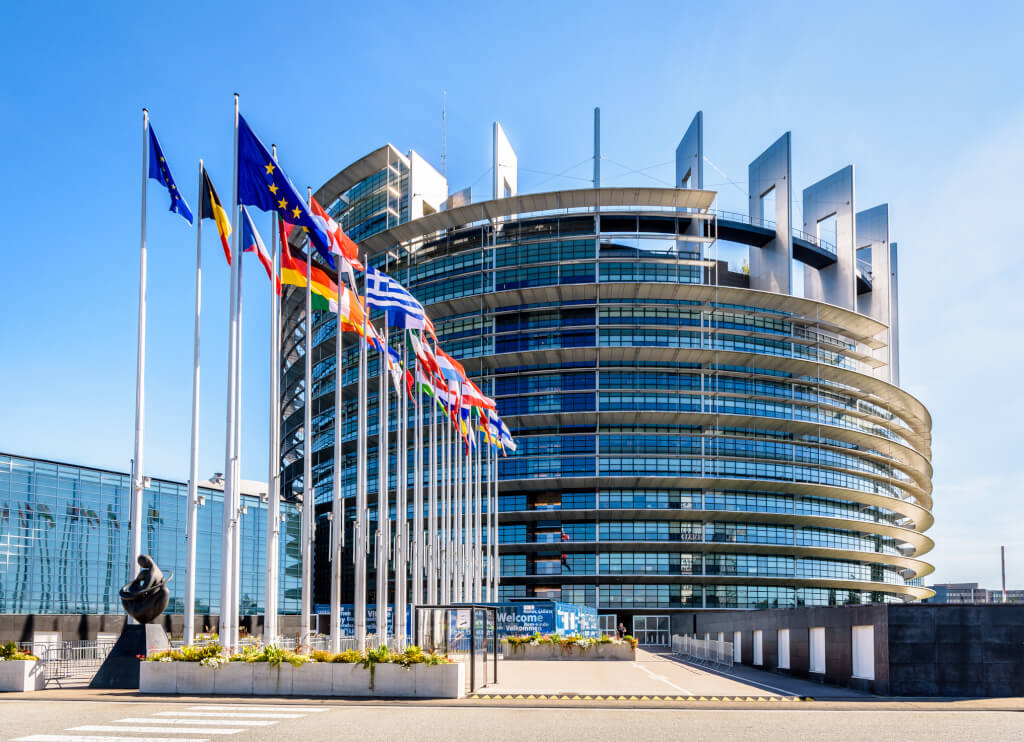 1999-cu ildə istifadəyə verilmiş Louise Weiss binasının girişi, Avropa Parlamentinin plenar iclaslar üçün yarım velosipedin yerləşdiyi rəsmi oturacağı.
