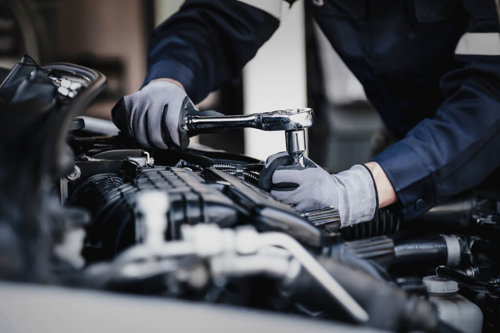 Как сэкономить на ремонте авто: в США есть мастерские самообслуживания, где вы можете починить машину своими руками
