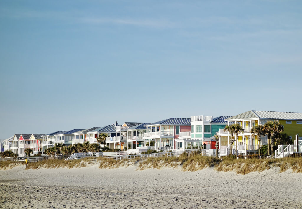 Carolina Beach-də rəngli çimərlik qarşısında kirayə evlər